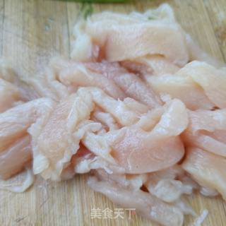 鸡胸肉炒茴香杆的做法步骤：4
