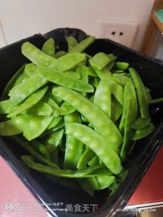 牛肉炒荷兰豆的做法步骤：1