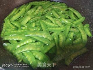 牛肉炒荷兰豆的做法步骤：3
