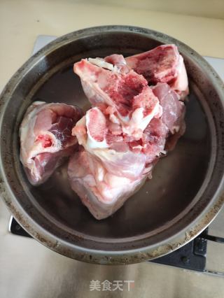 大白豆苹果大骨汤的做法步骤：2