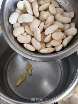 大白豆苹果大骨汤的做法步骤：4