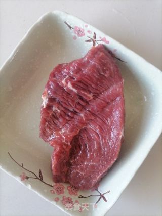 洋葱炒牛肉的做法步骤：1