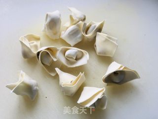 清汤馄饨的做法步骤：1