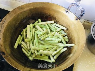 干煸四季豆的做法步骤：3