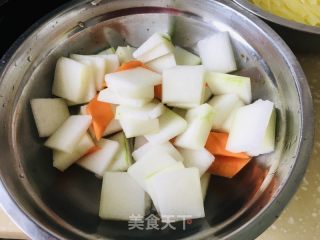 清炒冬瓜胡萝卜的做法步骤：1