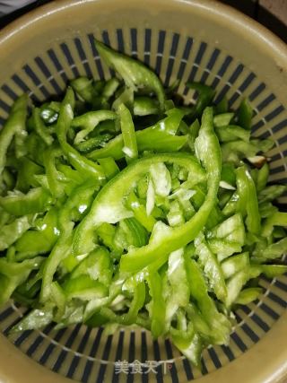 青椒榨菜肉丝的做法步骤：2