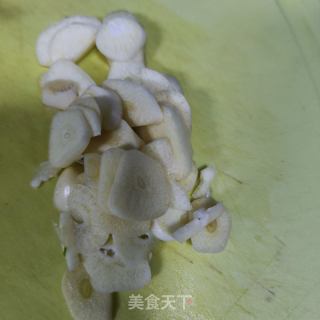 蒜片炒茼蒿的做法步骤：2