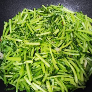 蒜片炒茼蒿的做法步骤：4