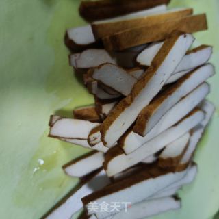 豆干炒香芹的做法步骤：1