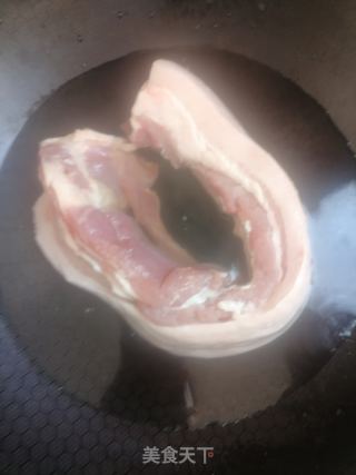 蒜苗回锅肉的做法步骤：1