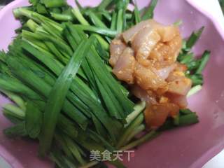 鸡肉炒韭菜的做法步骤：1