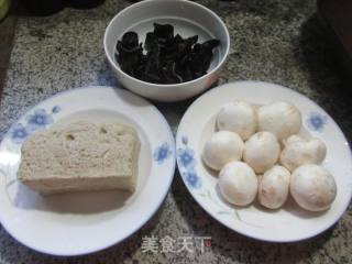黑木耳蘑菇烧烤麸的做法步骤：1