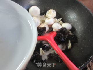 黑木耳蘑菇烧烤麸的做法步骤：4