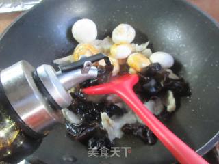 黑木耳蘑菇烧烤麸的做法步骤：5