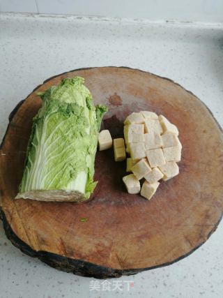 白菜烩冻豆腐的做法步骤：1