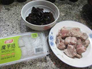 黑木耳魔芋结炒仔排的做法步骤：1