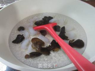 黑木耳魔芋结炒仔排的做法步骤：2