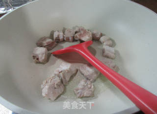 黑木耳魔芋结炒仔排的做法步骤：3