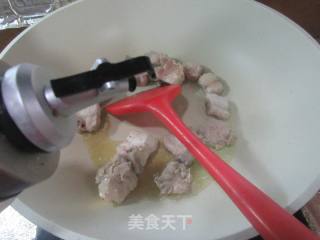 黑木耳魔芋结炒仔排的做法步骤：4