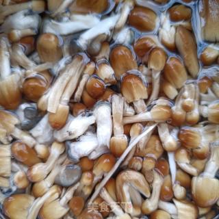 午餐肉油菜炒小鸡枞菌的做法步骤：1