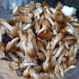 午餐肉油菜炒小鸡枞菌的做法步骤：2