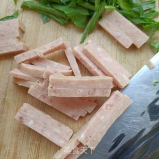 午餐肉油菜炒小鸡枞菌的做法步骤：4