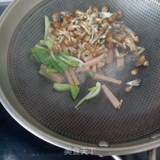 午餐肉油菜炒小鸡枞菌的做法步骤：6