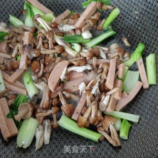 午餐肉油菜炒小鸡枞菌的做法步骤：7