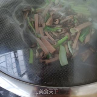午餐肉油菜炒小鸡枞菌的做法步骤：8