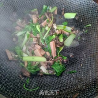 午餐肉油菜炒小鸡枞菌的做法步骤：10