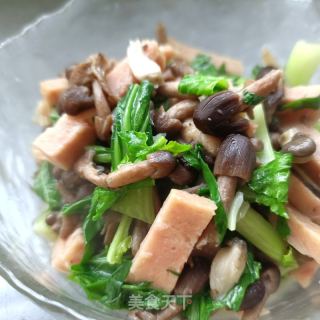 午餐肉油菜炒小鸡枞菌的做法步骤：11