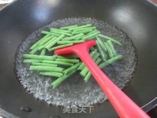 四季豆炒魔芋结的做法步骤：3