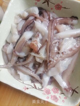 爆炒鱿鱼须的做法步骤：1