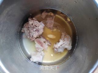 排骨煎蛋生菜豆皮汤的做法步骤：2