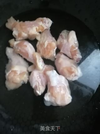 红烧鸡翅根的做法步骤：1