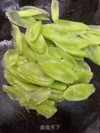 莴笋炒虾仁的做法步骤：3
