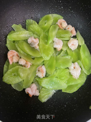 莴笋炒虾仁的做法步骤：5