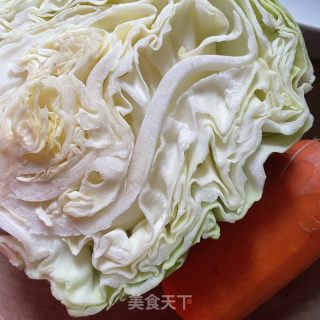 胡萝卜包菜鸡蛋饼的做法步骤：1