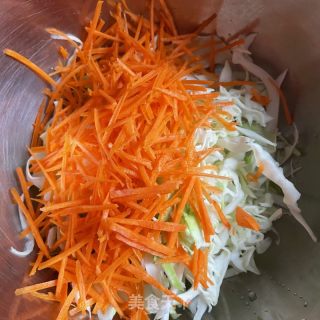 胡萝卜包菜鸡蛋饼的做法步骤：2
