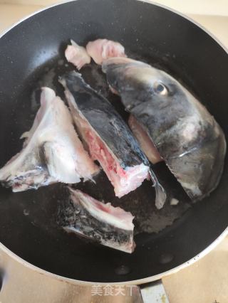 天麻炖鱼头的做法步骤：4