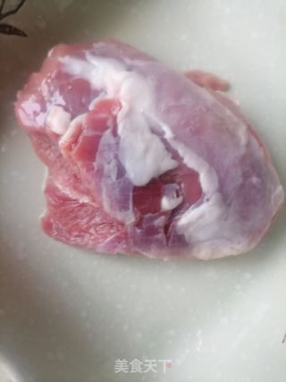 孜然羊肉的做法步骤：1