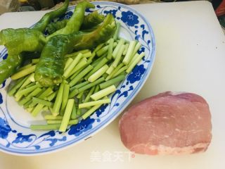 家常蒜苔炒肉的做法步骤：1