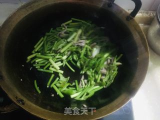 家常蒜苔炒肉的做法步骤：3