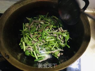 家常蒜苔炒肉的做法步骤：4