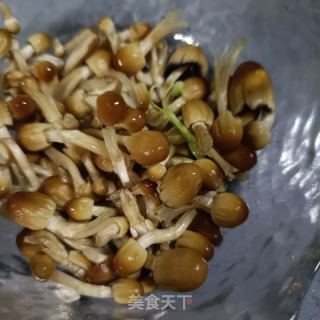 肉片塔菜炒小鸡枞菌的做法步骤：3