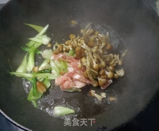 肉片塔菜炒小鸡枞菌的做法步骤：9