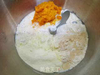 香甜软糯又好吃的南瓜豆沙包的做法步骤：2