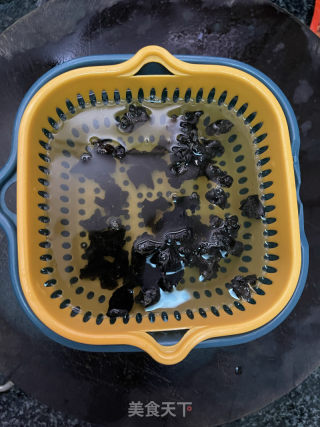 西芹木耳炒牛肉的做法步骤：1