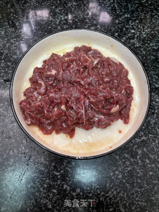 西芹木耳炒牛肉的做法步骤：3
