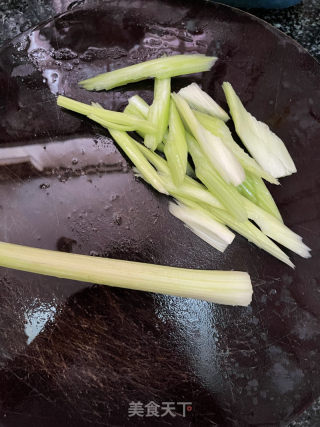 西芹木耳炒牛肉的做法步骤：4